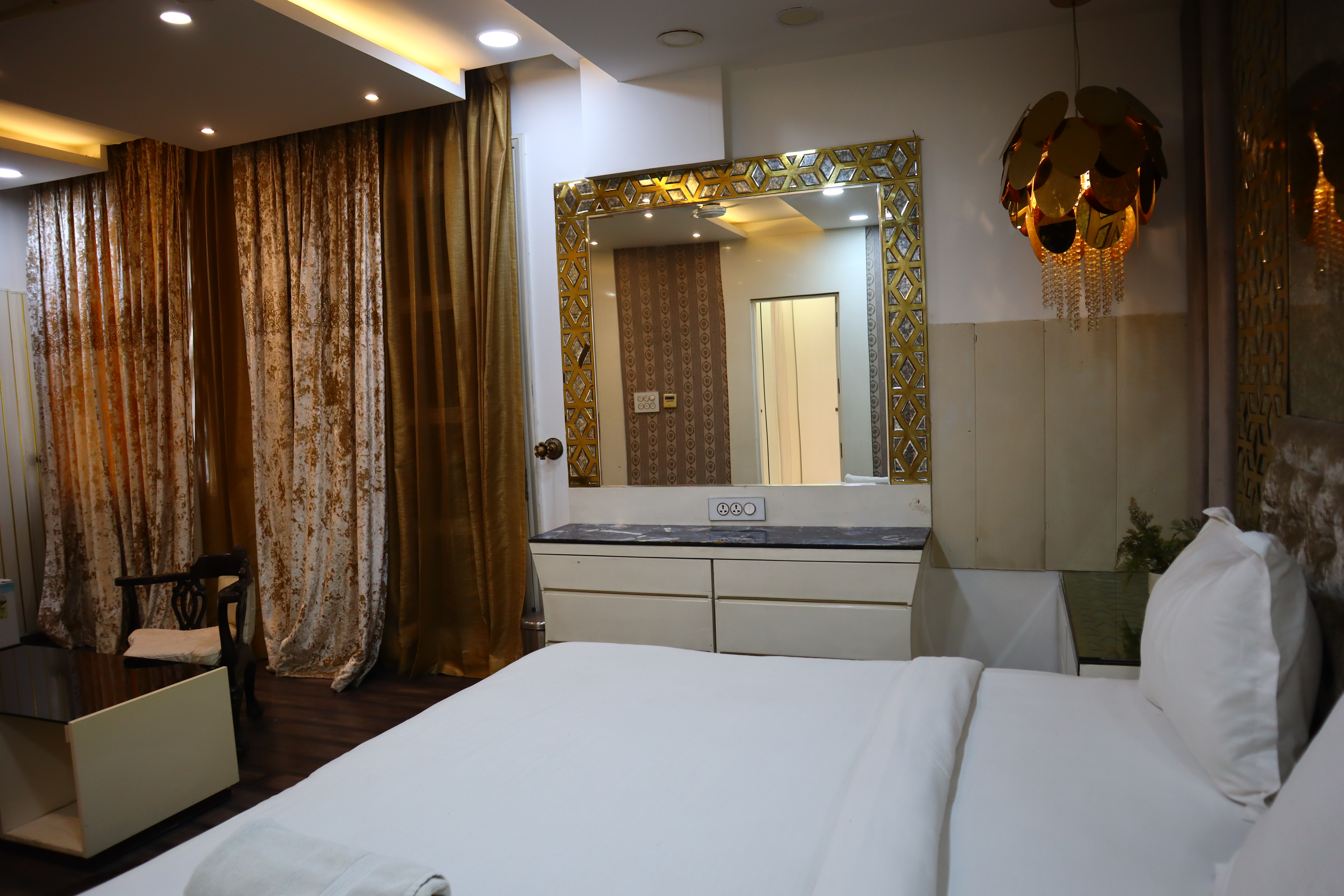 ROYAL SUITE 2