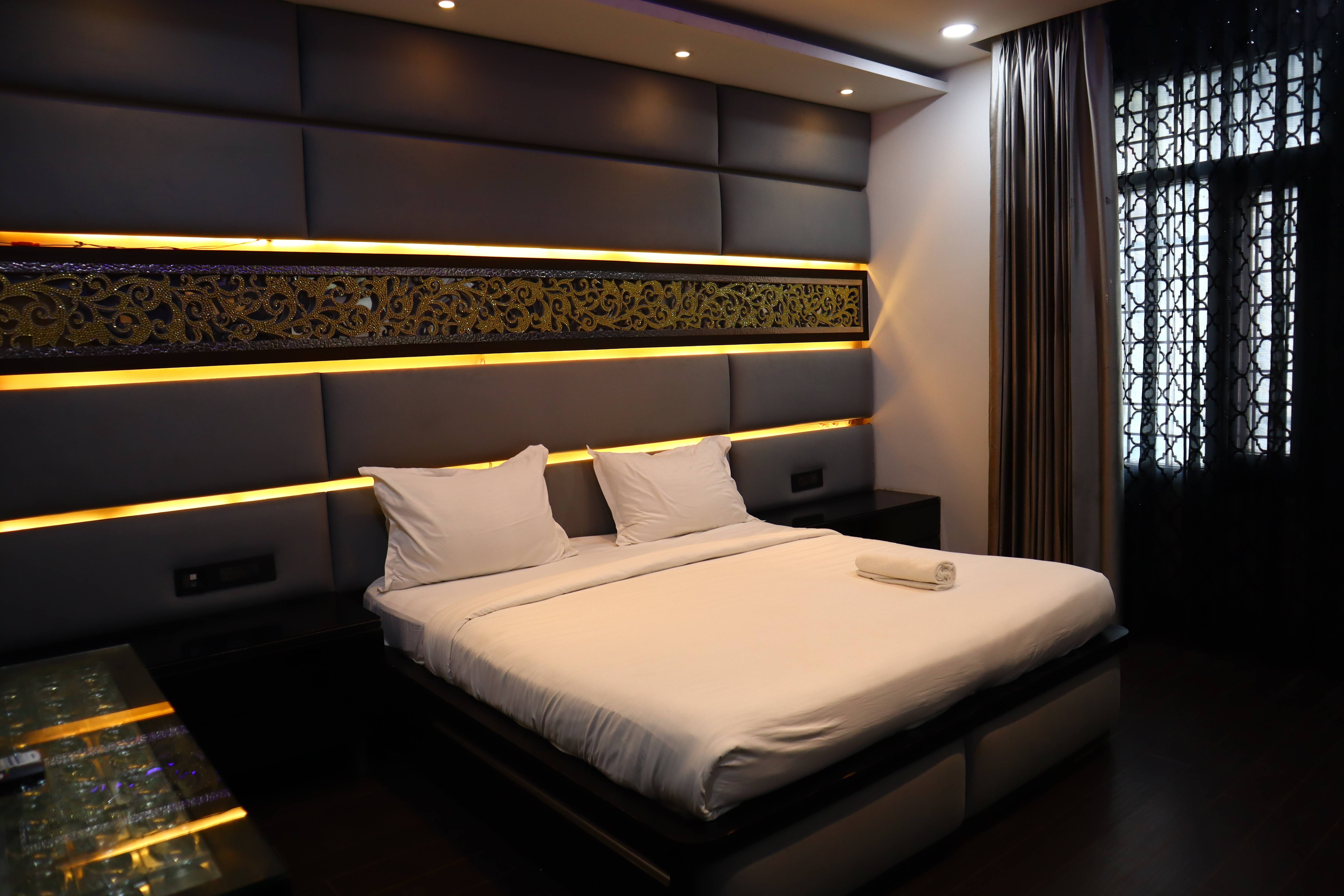 ROYAL SUITES 1