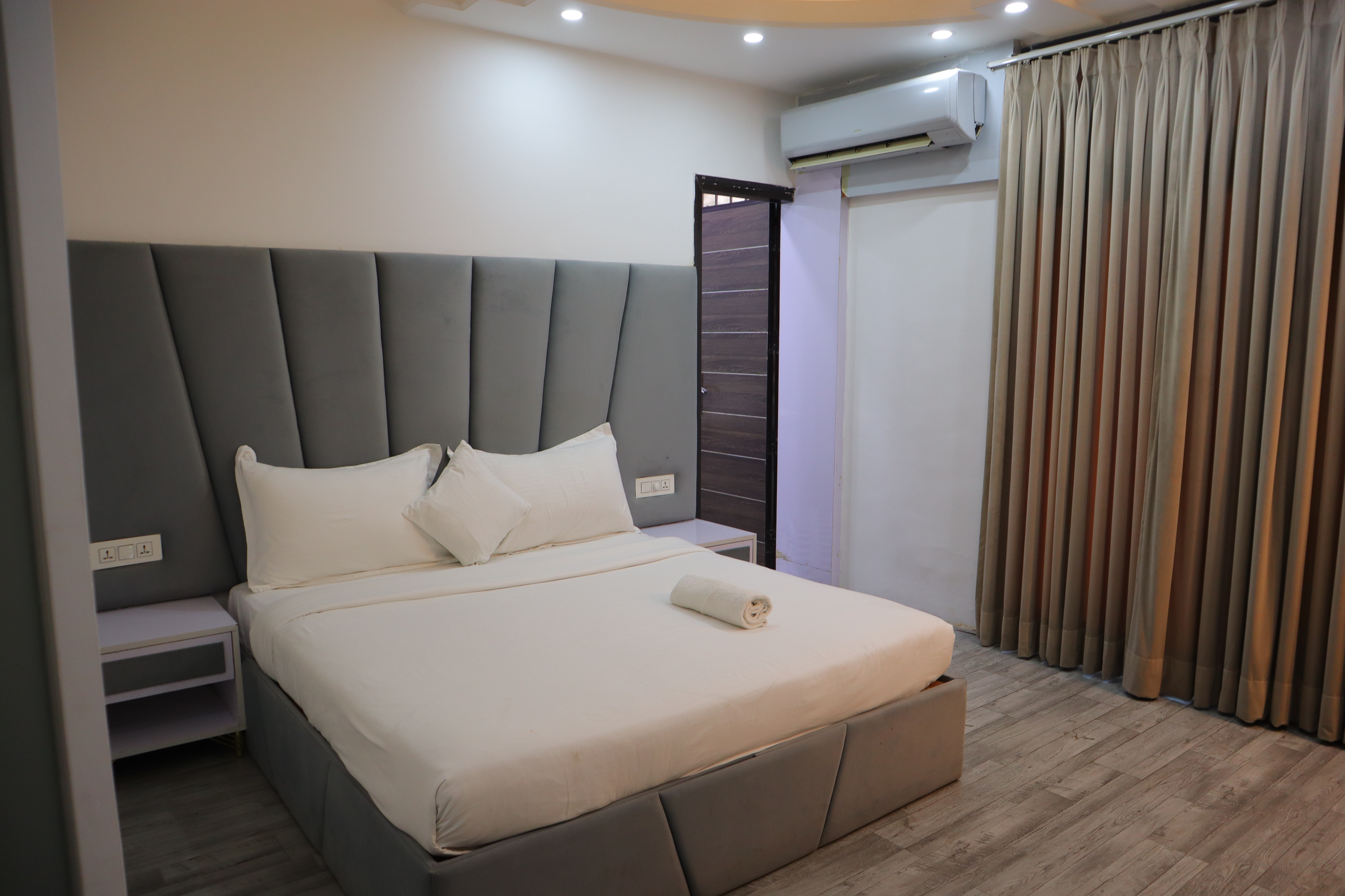 LUXURY ROOM 4