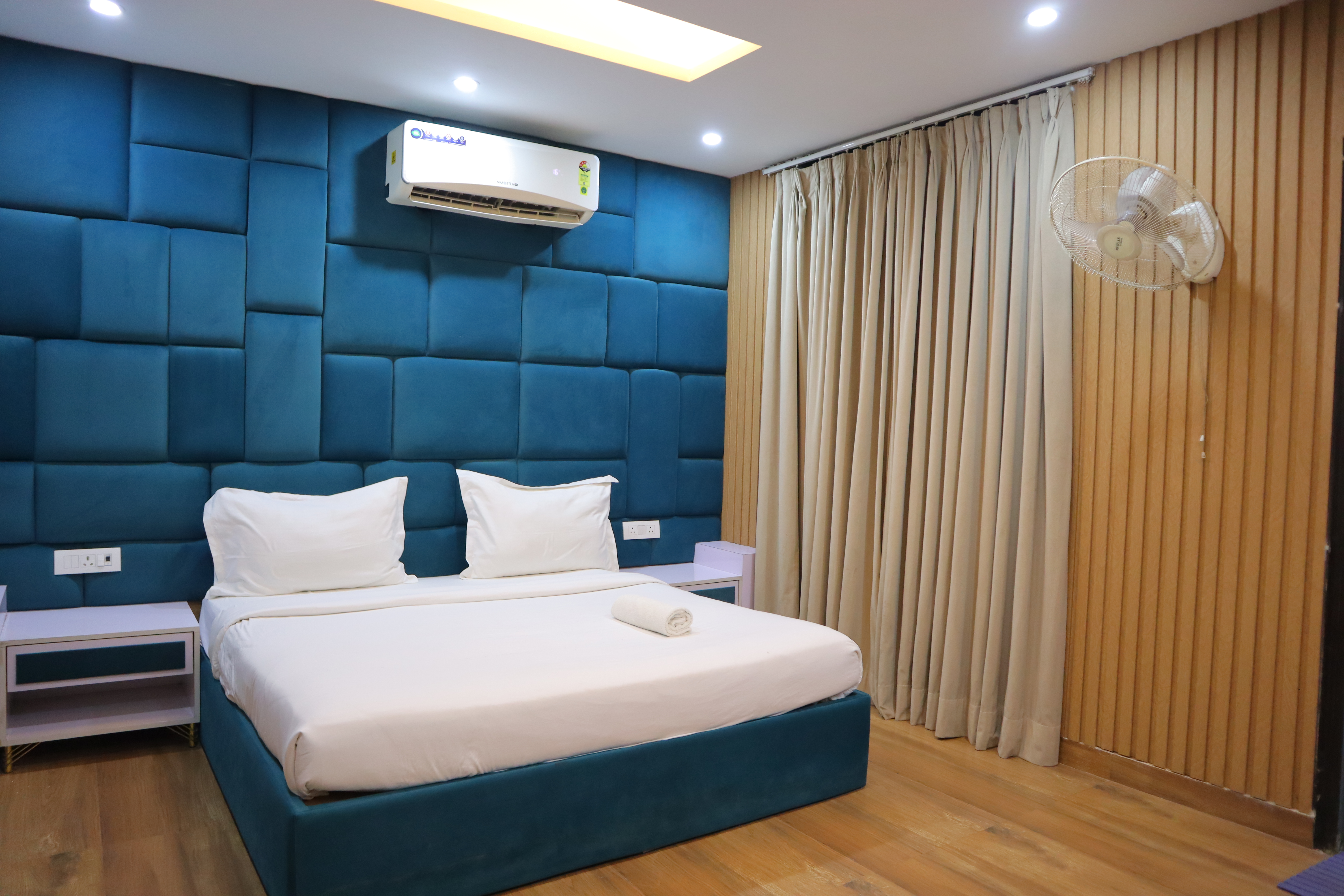 LUXURY ROOM 5