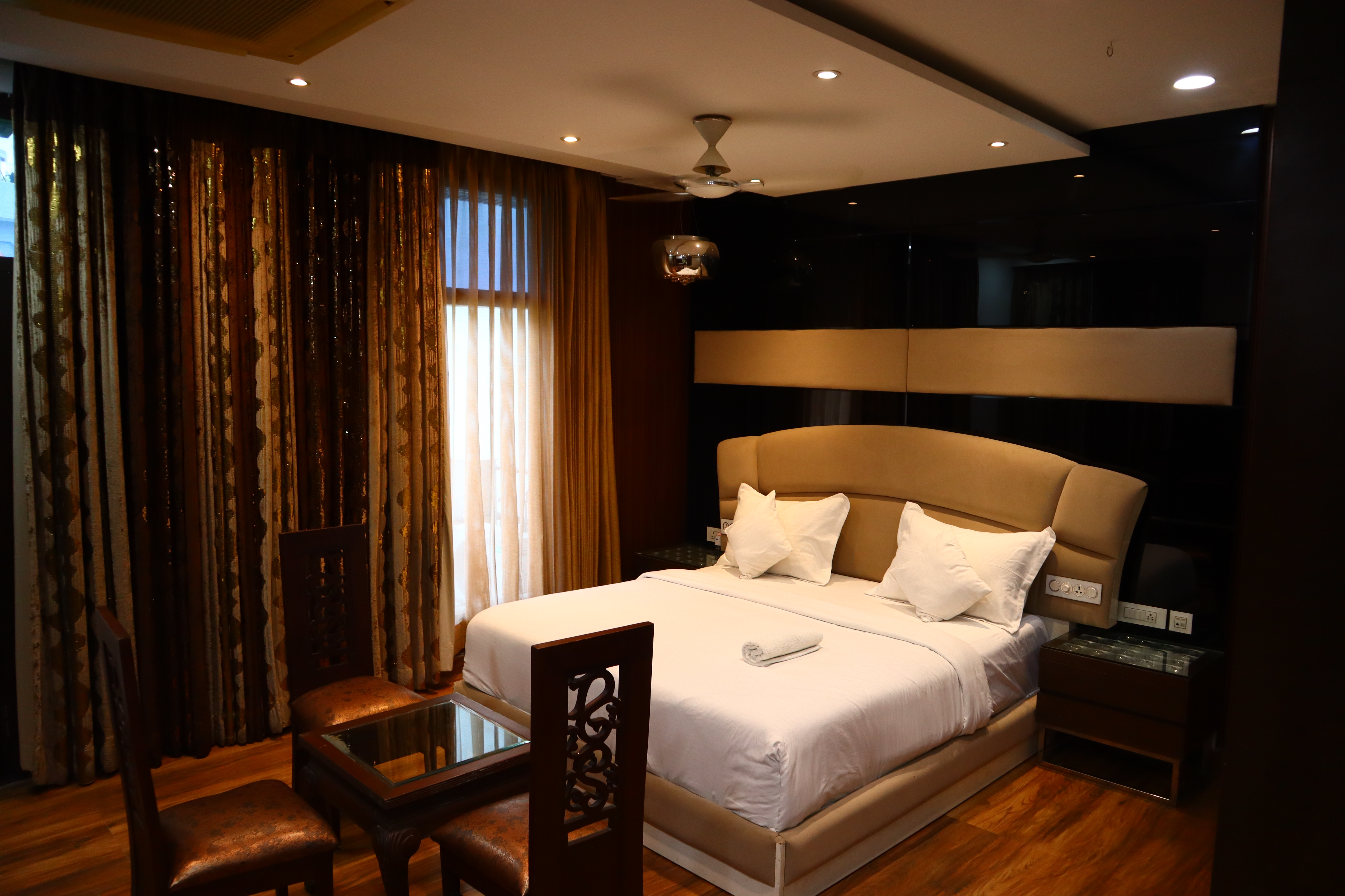 ROYAL  SUITE WITH BALCONY 2